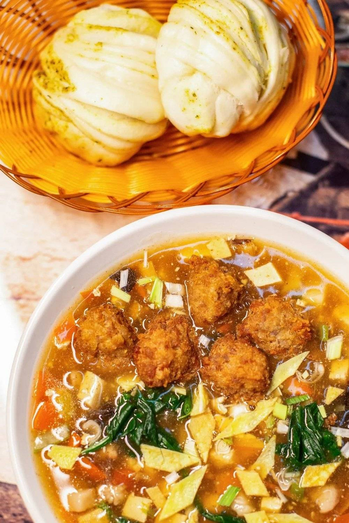 兰州街头，来一碗热乎的头肴汤，随机香“拥”一个外地人。摄影/严肃‍‍