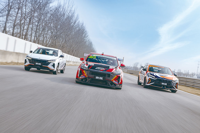 东风风神奕炫赛车、2024款奕炫、奕炫改装车赛道同场试练。