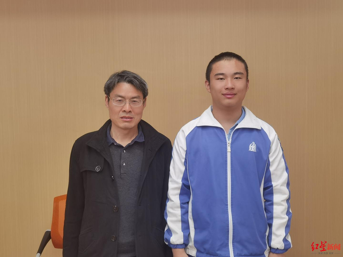 ▲班主任邢成和梁钊尘（右）