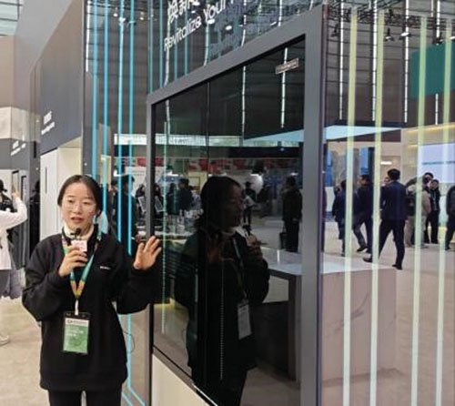 　　图为工作人员正在向消费者介绍海信AR智能透明屏冰箱。