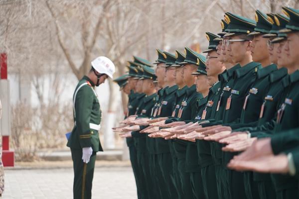 军容风纪检查  孙万智 摄 中国网 发