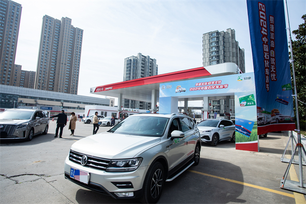 （活动现场江苏自驾车友发车仪式）