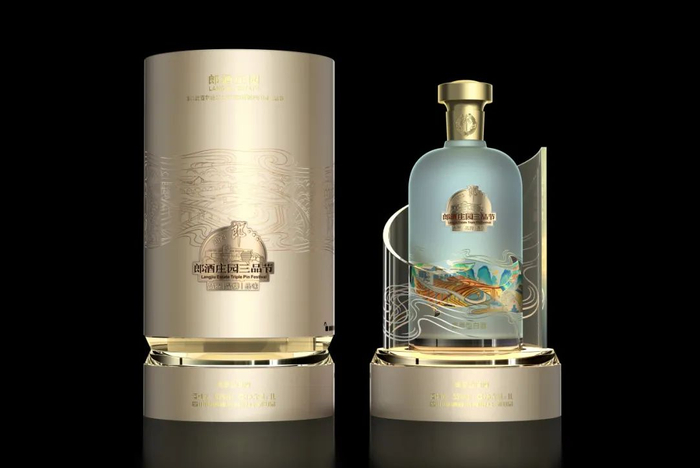 图为2023郎酒庄园三品节纪念酒