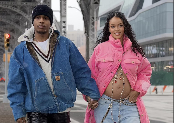 喜欢露孕肚的蕾哈娜（右）