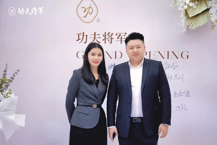 功夫将军创始人陈龙先生（右）与品牌主理人郑志红女士（左）开业合影