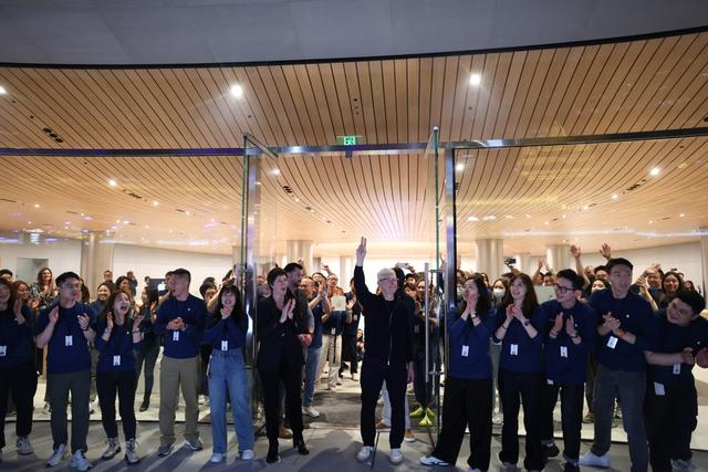 库克为苹果静安旗舰店开门迎客 海沙尔 摄