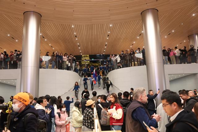 现场人山人海 海沙尔 摄