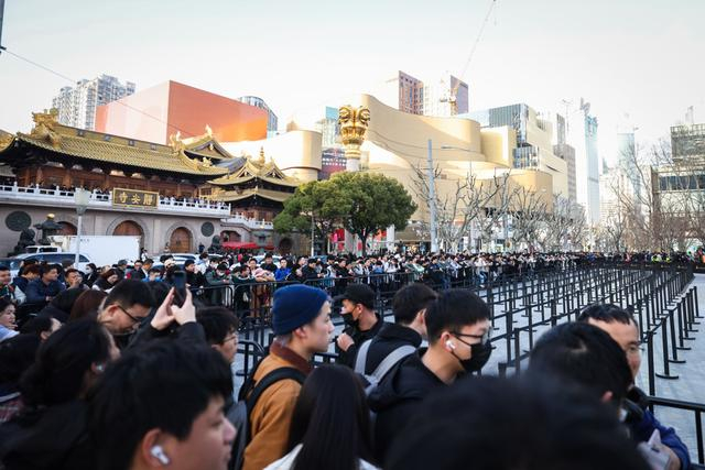 排队进入苹果静安店的人群 海沙尔 摄