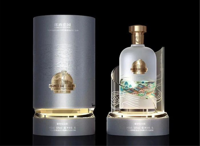 图为2022郎酒庄园三品节纪念酒