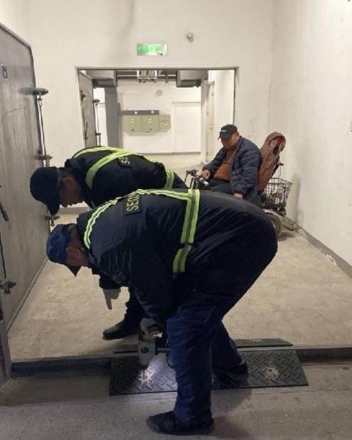 图为万科物业管家为业主送上惊喜服务