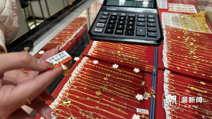 店员正在为一款手链计算价格。潮新闻记者 吴越 摄