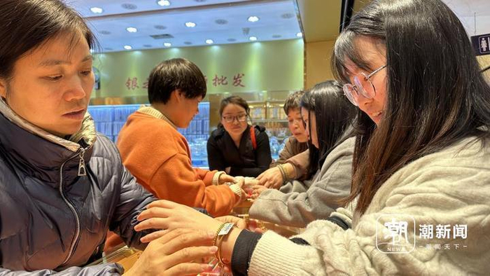 年轻人在选购黄金饰品。潮新闻记者 吴越 摄