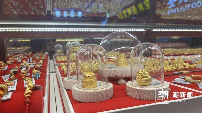 迎合年轻人设计的黄金饰品。潮新闻记者 潘璐 摄