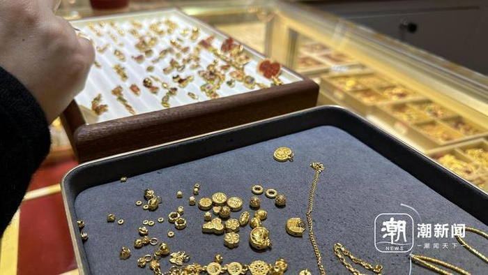 年轻人在挑选个性金饰，潮新闻记者 吴越 摄