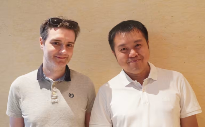 注：Llion Jones（左）和David Ha（右）