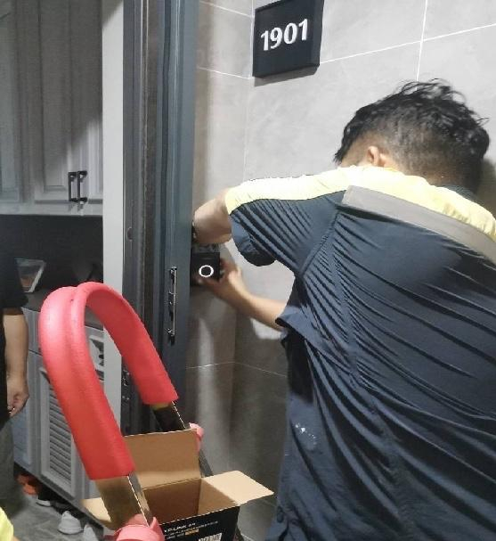 图为万科物业管家为空置房提供的惊喜服务：家具防尘罩、门铃摄像头