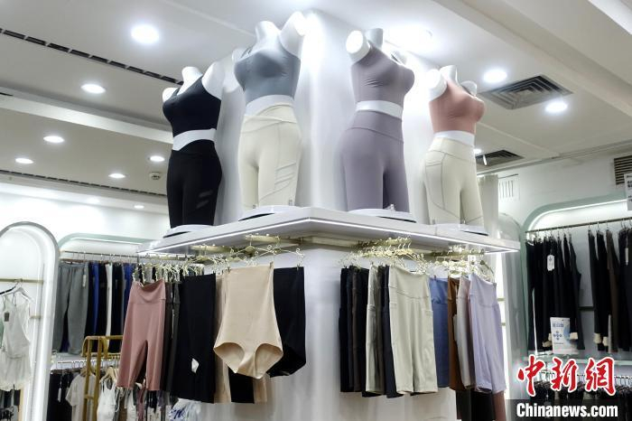 义乌国际商贸城一家店铺销售的瑜伽服。钱晨菲摄