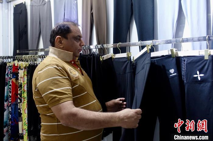 一位外商在挑选瑜伽裤。钱晨菲摄