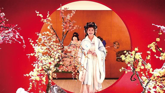 3月17日，身着汉服的国风爱好者在长安十二时辰主题街区打卡。