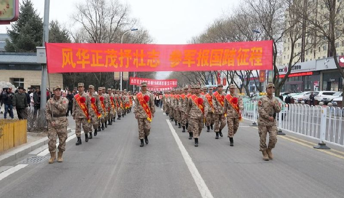欢送新兵。杨旭洲 摄