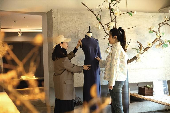 3月13日，在半生缘旗袍生活馆内，顾客在挑选服饰。