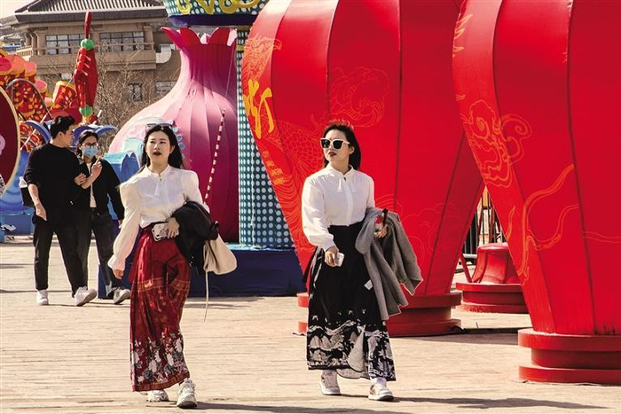 3月20日，两位身着马面裙的游客在西安城墙上游览。 照片均由记者 文超 摄