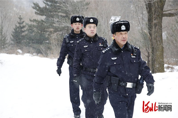 1月18日，河北省公安厅森林警察总队小五台山支队民警在巡逻。 小五台山支队供图