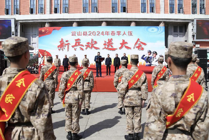 新兵欢送大会现场。郭明 摄