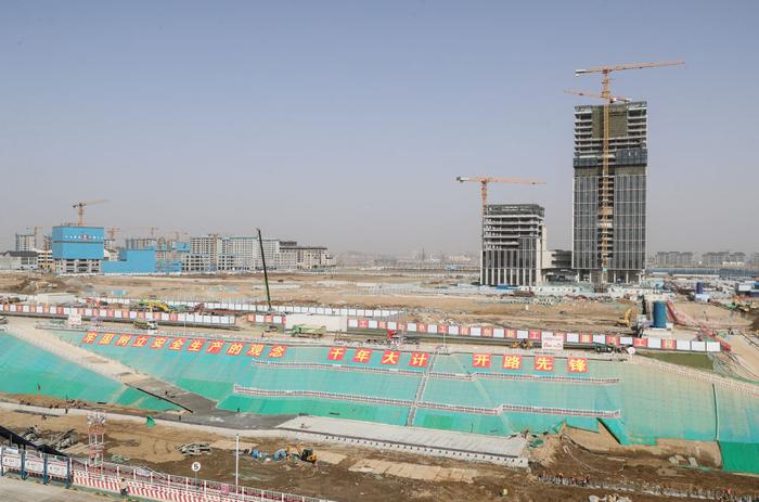       3月2日拍摄的雄安城际站及国贸中心项目建设现场。（单宇琦 摄）