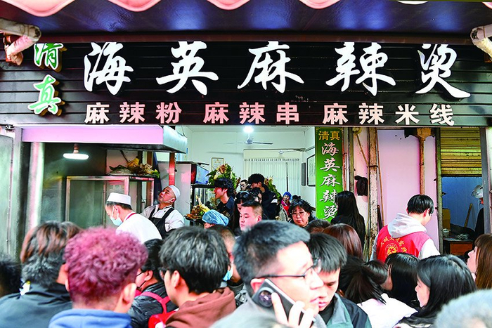 　　3月16日，游客在天水市秦州区天水名优小吃城的一麻辣烫店外排队等候品尝麻辣烫。新华每日电讯记者 范培珅 摄