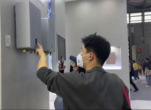 　　图为消费者正在试用热水器产品。