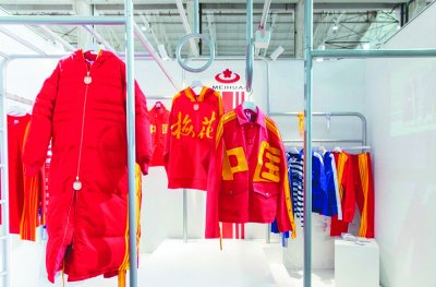     老国货梅花牌运动服正式回归，新潮的设计受到年轻人追捧。