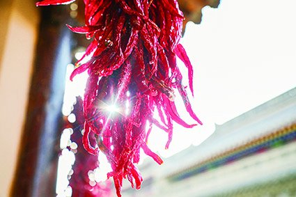 　　3月20日，在天水市秦州区天水古城一商铺前拍摄的晾晒的干辣椒。新华每日电讯记者 马希平 摄