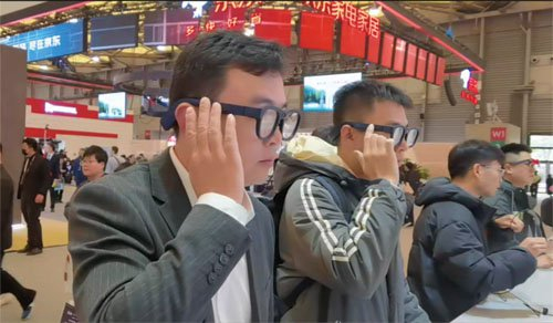 　　图为消费者正在与AR眼镜进行交互。