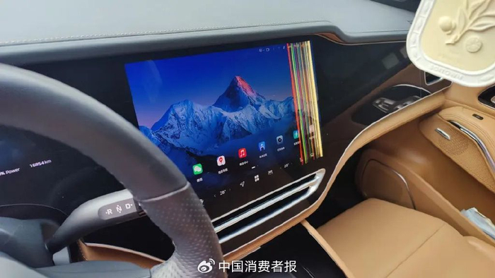 被高压水冲坏的汽车中控屏。刘铭/摄