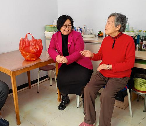     3月19日上午，刘桂平（左）入户看望社区老人。 受访者供图