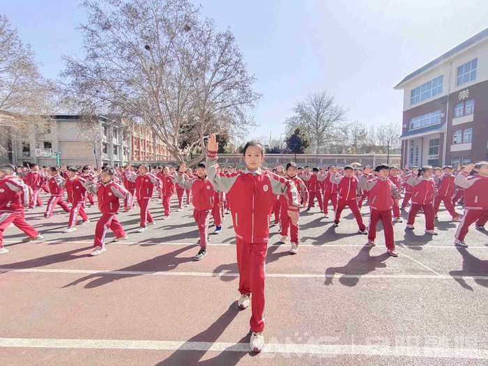 3月20日大课间，市钢城小学的2100余名师生一起做甲骨文广播体操