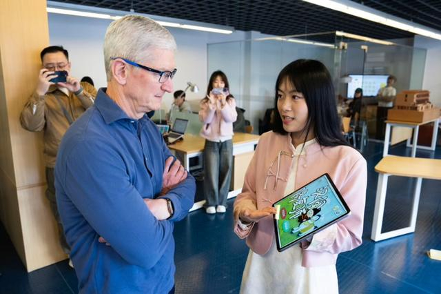 上海交大交互设计专业研究生季婕向库克展示作品《汉字修复师》 图源/苹果中国