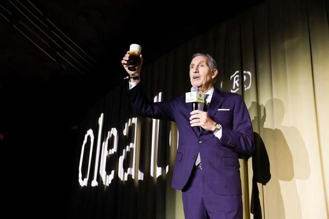 星巴克创始人兼董事会名誉主席霍华德·舒尔茨在星巴克臻选上海烘焙工坊 图源/星巴克中国