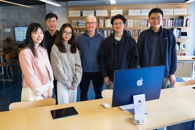 库克与青年学生及创业者在上海交大 图源/苹果中国