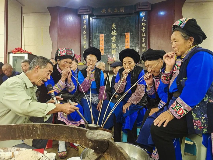  |四川省阿坝藏族羌族自治州茂县的亲朋好友们正在喝咂酒。图源/视觉中国
