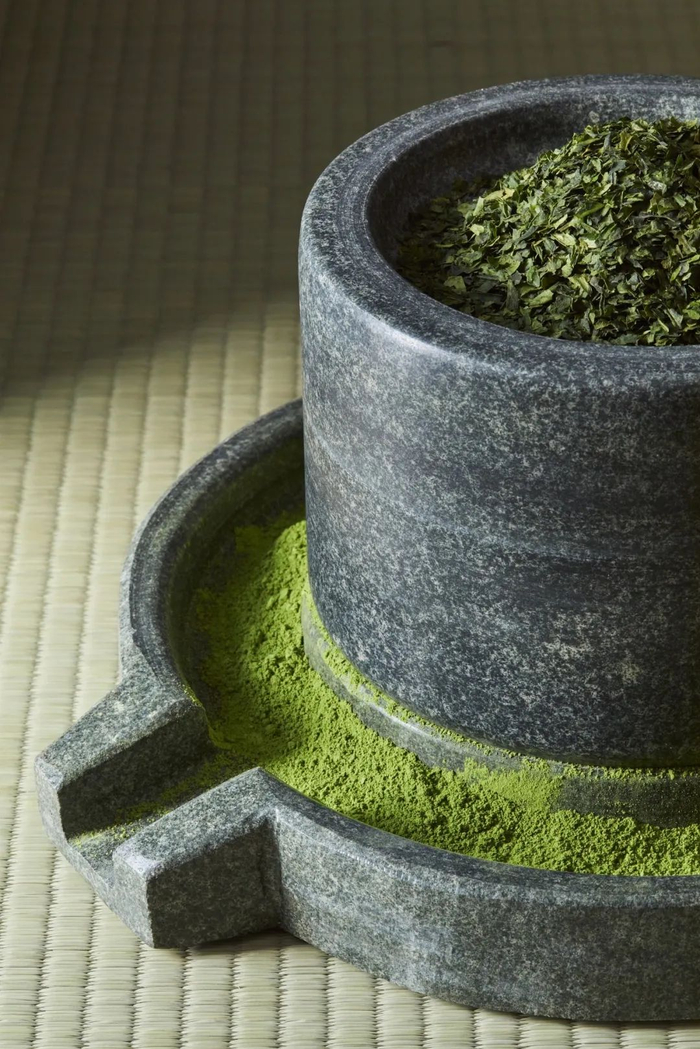 |《茶经·五之煮》中记载，唐时饮茶，要经历炙（烤）茶、碾茶、罗（筛）茶的工艺，随后才是煮茶。图源/视觉中国