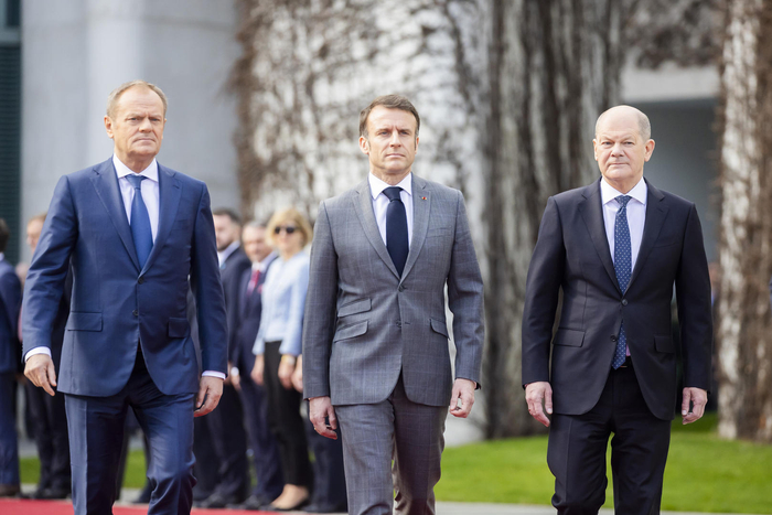 ▲3月15日，德国总理朔尔茨（右）与法国总统马克龙（中）、波兰总理唐纳德·图斯克在柏林举行联合会议。图据视觉中国