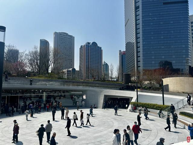 3月22日中午，苹果静安店前的广场。施晨露摄