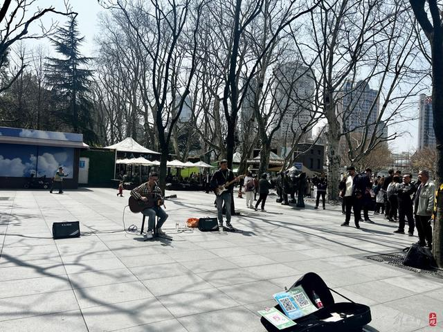 静安寺，上海街头艺人表演，中外游客驻足。施晨露摄