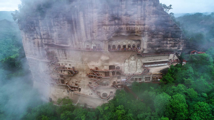 这是2023年5月31日拍摄的烟雨笼罩下的麦积山石窟（无人机照片）。新华每日电讯记者 马希平 摄
