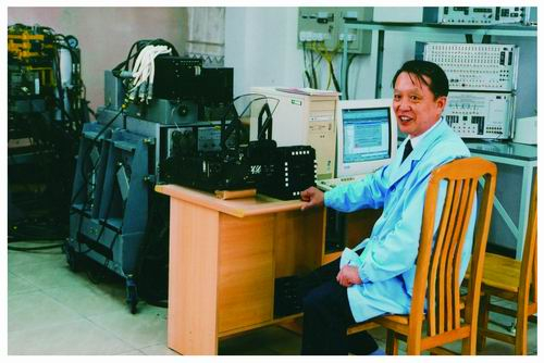 2002年10月，贲德在机载雷达试验室。