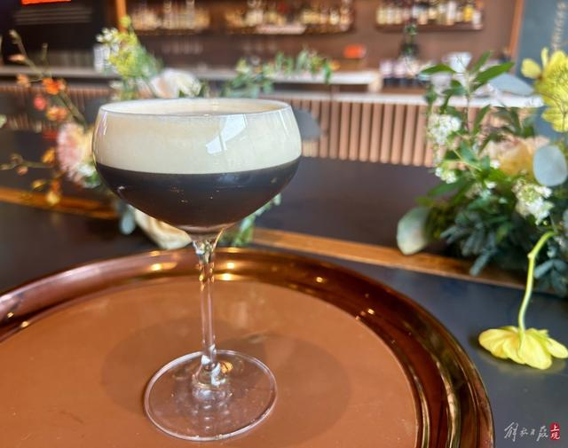 星巴克酒坊门店供应的意榄朵咖啡马天尼 施晨露摄