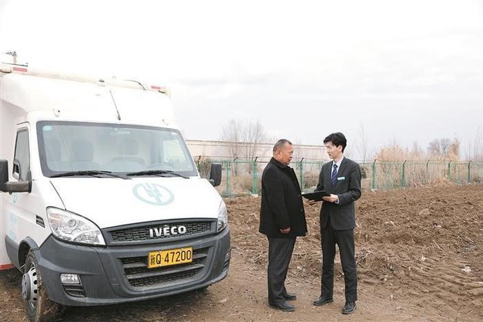     3月17日，农行五家渠兵团分行工作人员（右）深入田间地头为农户办理业务。魏小洁  摄