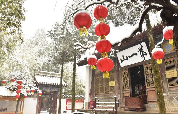 这是2023年2月8日在甘肃省天水市南郭寺景区拍摄的雪景。新华社发（张景文摄）